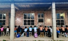 爱游戏体育:铁皮房、土操场，这里有一座“筑梦”摔跤馆